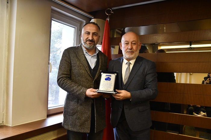Belediye Başkanı Ömer Şentürk Meclis Üyelerine plaket verdi