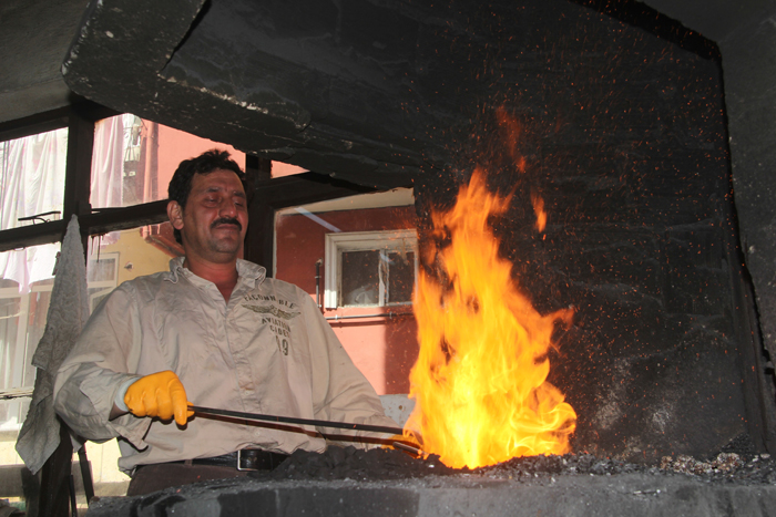 Ramazan ayında ateş karsşısında ekmek parası