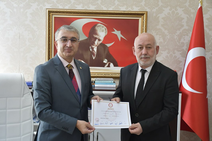 Ömer Şentürk ve Meclis üyeleri mazbatalarını aldı