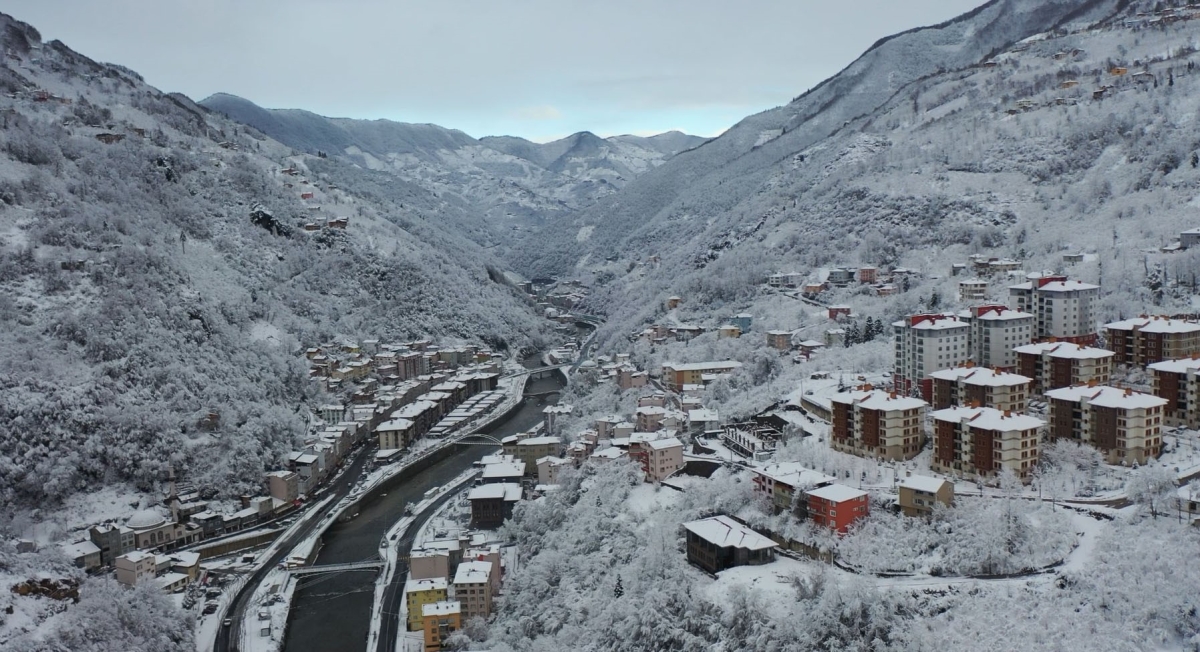 Giresun’un Dereli ilçesi kar yağışıyla kartpostallık görüntülere büründü