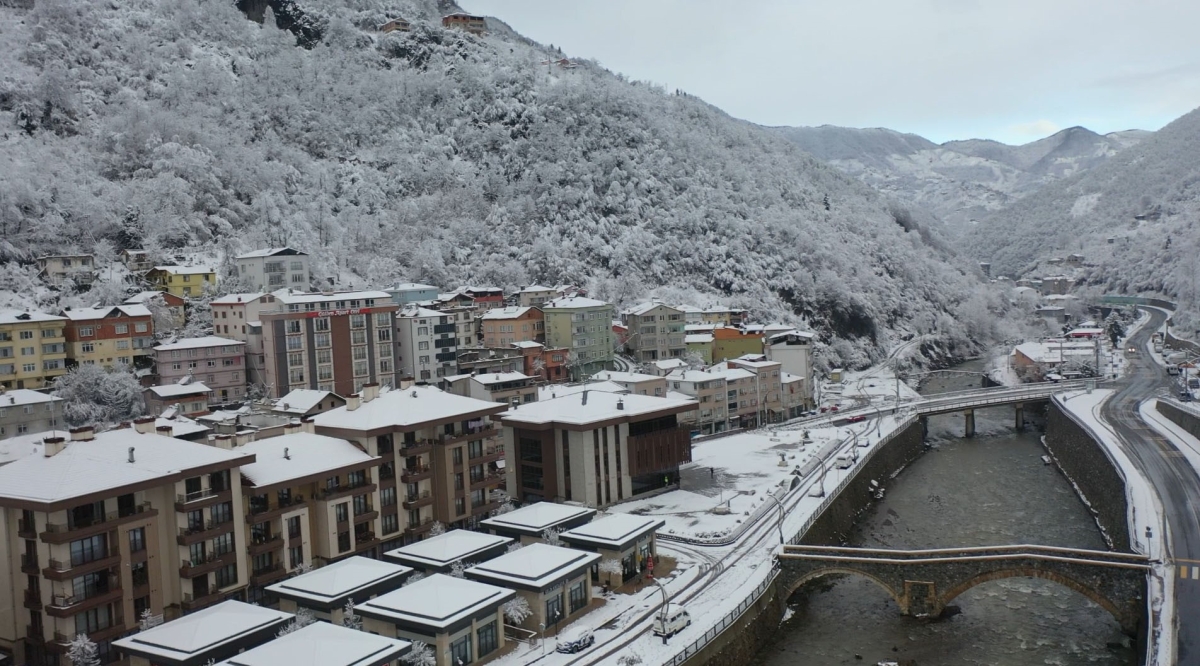 Giresun’un Dereli ilçesi kar yağışıyla kartpostallık görüntülere büründü