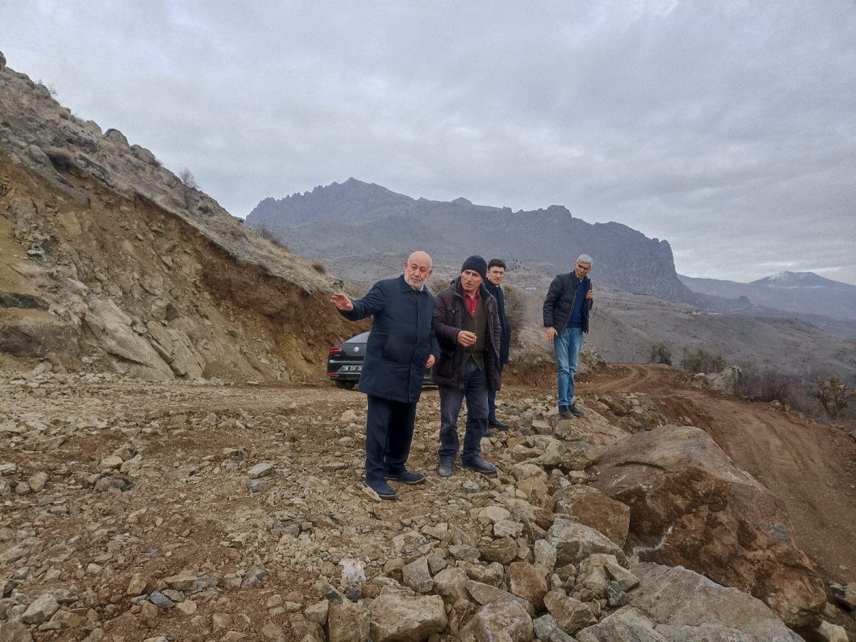 Şebinkarahisar Kütküt Mahallesi'nde yürütülen yeni yol yapım çalışmaları
