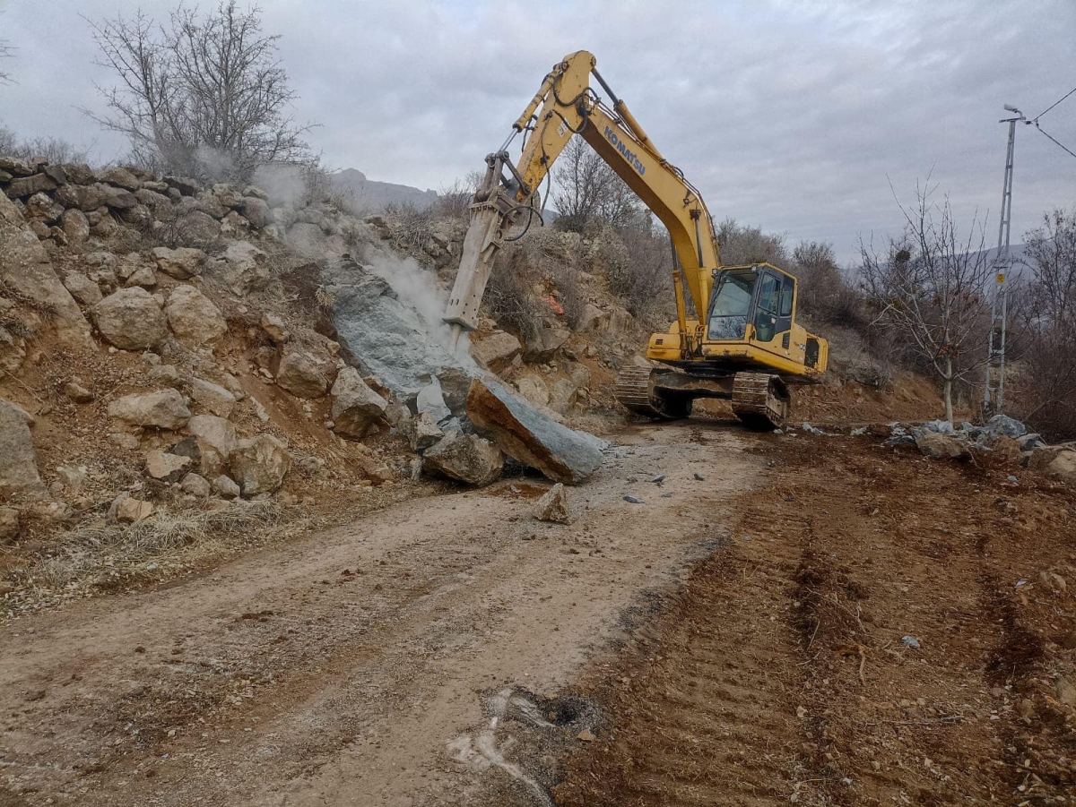 Şebinkarahisar Kütküt Mahallesi'nde yürütülen yeni yol yapım çalışmaları