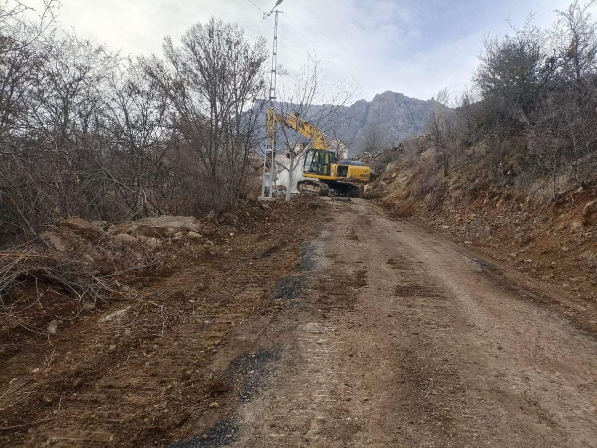 Şebinkarahisar Kütküt Mahallesi'nde yürütülen yeni yol yapım çalışmaları