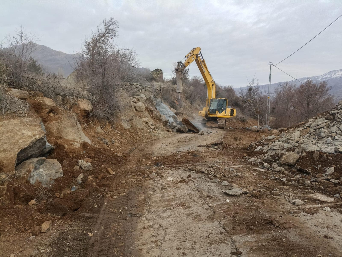 Şebinkarahisar Kütküt Mahallesi'nde yürütülen yeni yol yapım çalışmaları