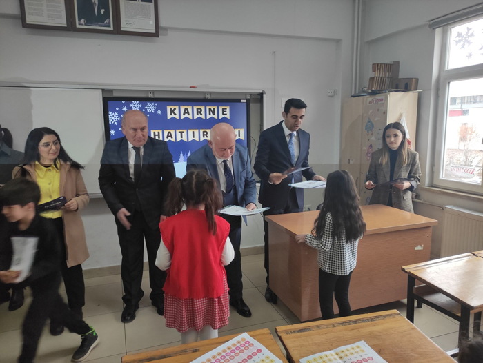 Şebinkarahisar İstiklal İlkokulu'nda Karne Heyecanı