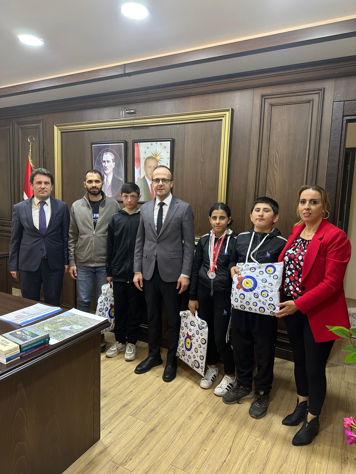 Türkiye şampiyonasında gururlandıran başarı: Derelili Özel Sporcular Kaymakamı ziyaret etti