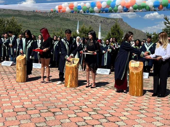 Şebinkarahisar Yerleşkesinde Mezuniyet Coşkusu: 2026 Mezunları Kep Attı