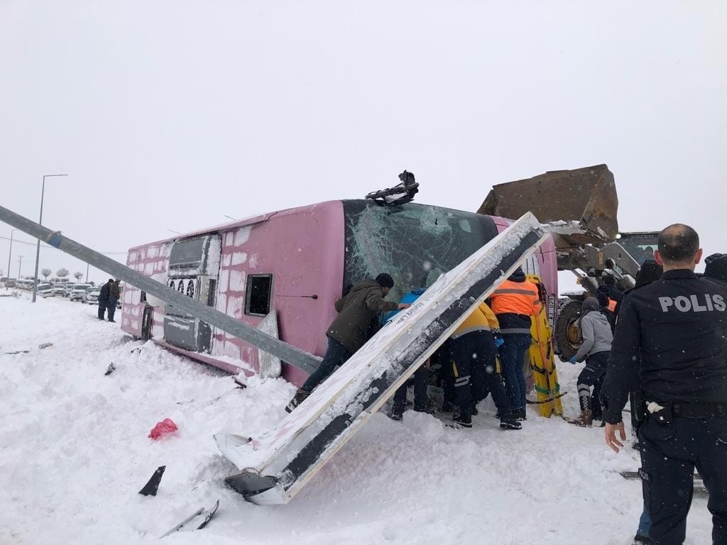 Giresun’da yolcu otobüsü karlı ve buzlu yolda şarampole yuvarlandı: 1’i ağır 10 yaralı