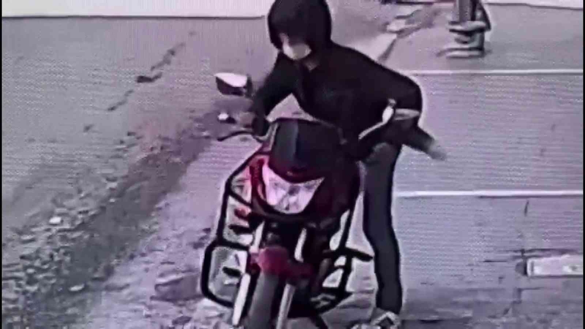 Muhtarın motosikletini böyle çaldılar
