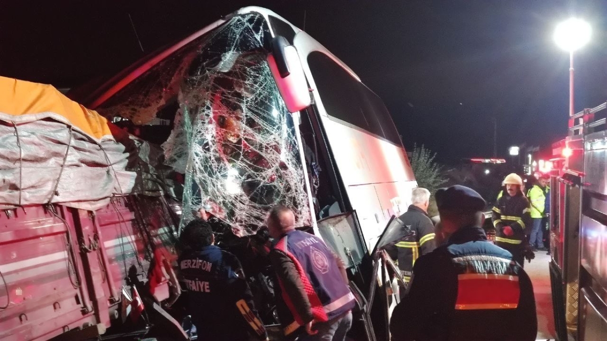 Amasya’da yolcu otobüsü ile kamyon çarpıştı: 2 ölü, 19 yaralı
