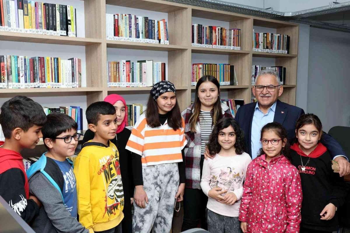 Başkan Büyükkılıç, Erkilet Kütüphanesi’nde Gençlerle Buluştu
