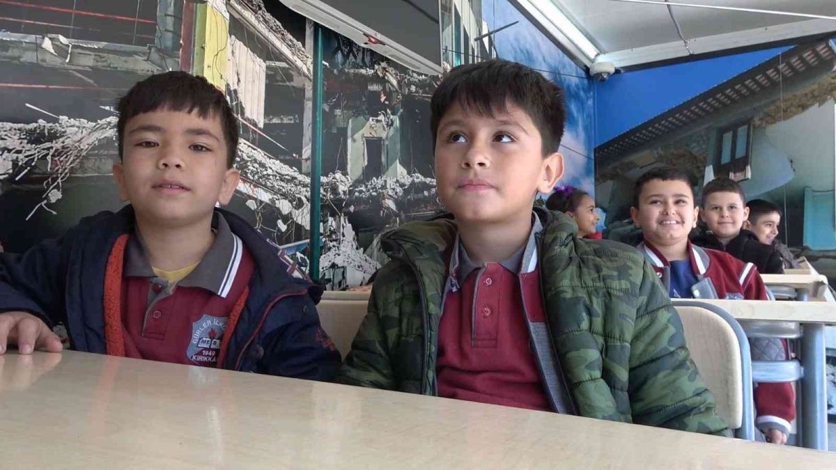 Öğrencilere simülasyon tırında deprem eğitimi verildi
