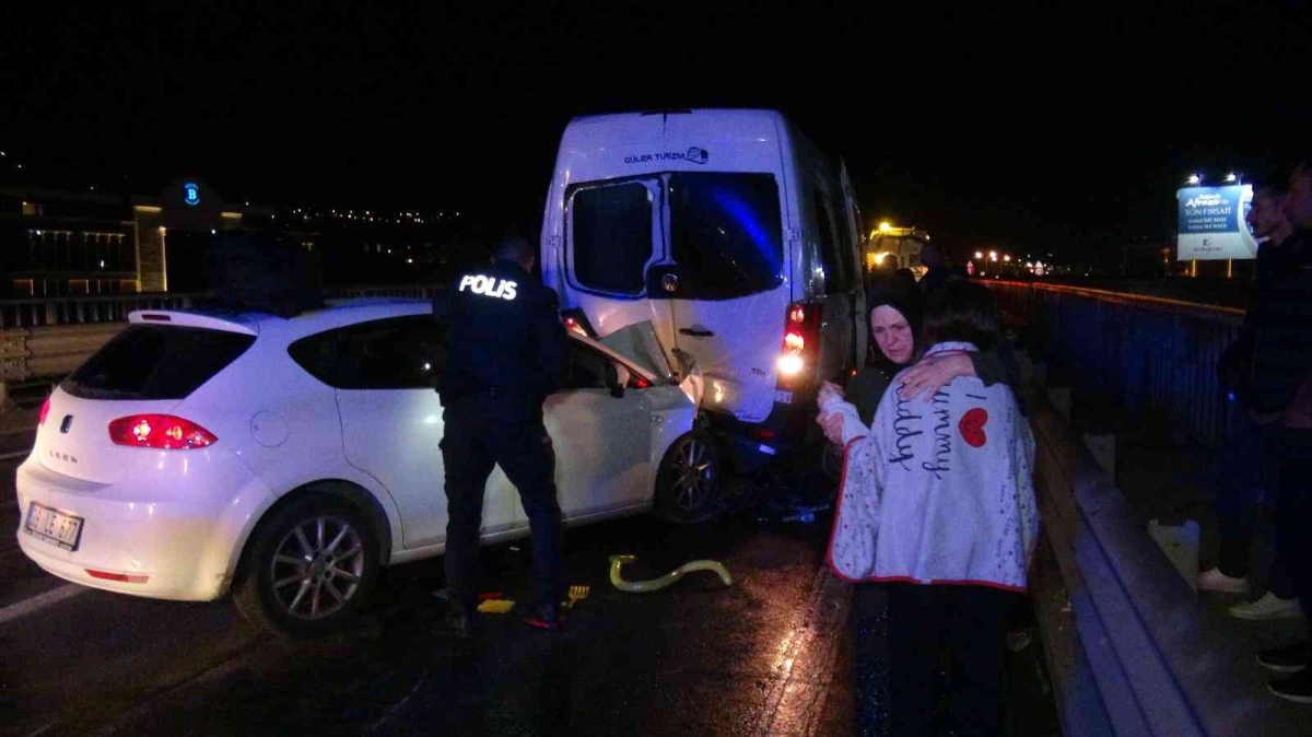 Düğün dönüşü yol ayrımını kaçırıp geri gelen minibüse otomobil çarptı: 2’si çocuk 6 yaralı
