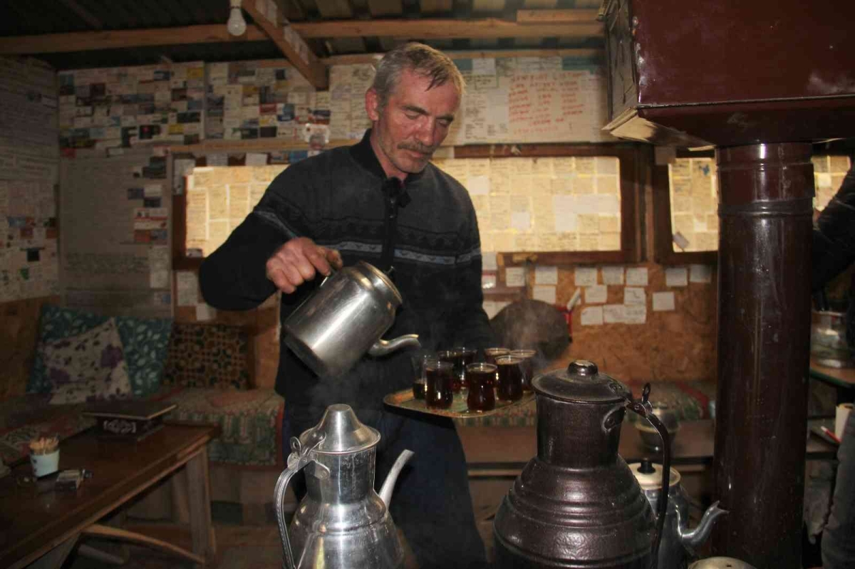 Yolda kalanların umudu 24 saat kapısı açık bulunan ahşap kulübe
