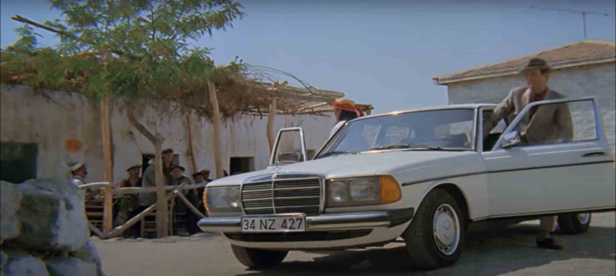 Kemal Sunal’ın filmlerinde de kullandığı Mercedes arabayı satışa çıkardı
