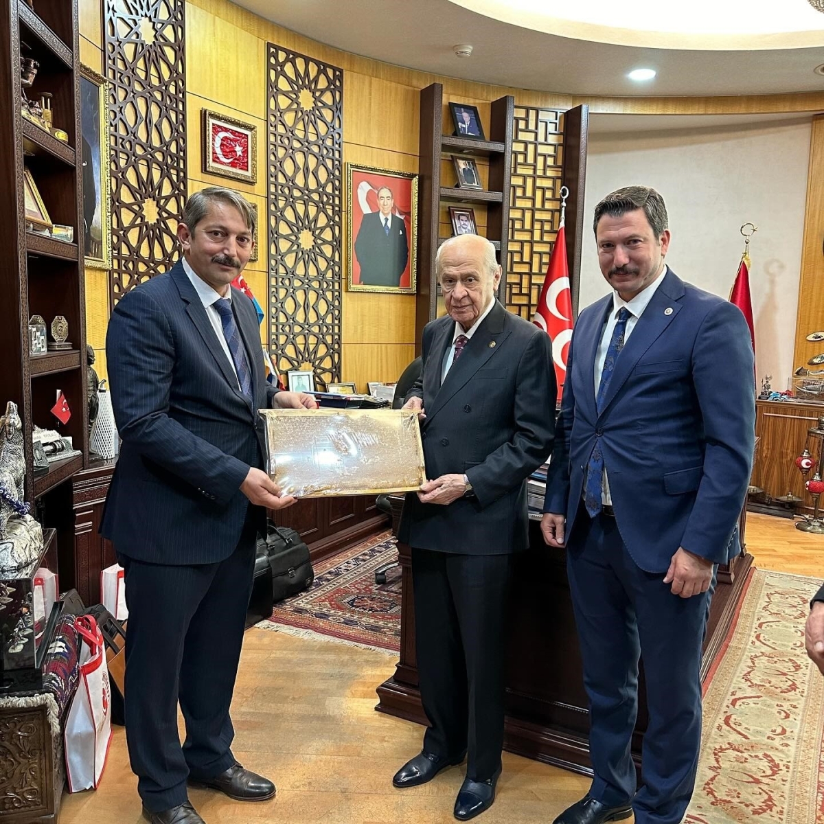 Bal Festivalinde dereceye giren 3 hilalli bal Devlet Bahçeli’ye hediye edildi
