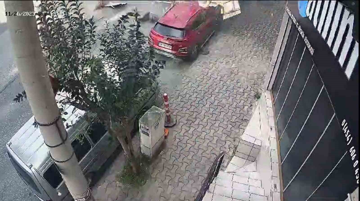 Giresun’da motosikletlinin üzerine düşen çatı nedeniyle yaralandığı anlar kamerada
