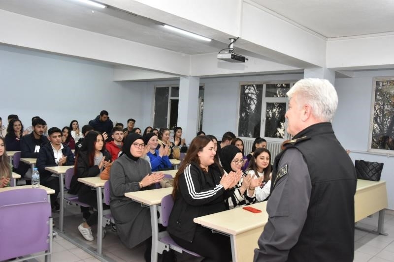 Emniyet Müdürü Güzelyazıcı’dan üniversite öğrencilerine ders
