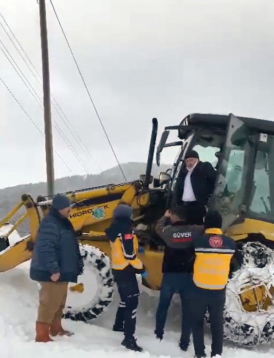 Kar nedeniyle evinin yolu kapalı olan hasta, iş makinesi ile ambulansa getirildi
