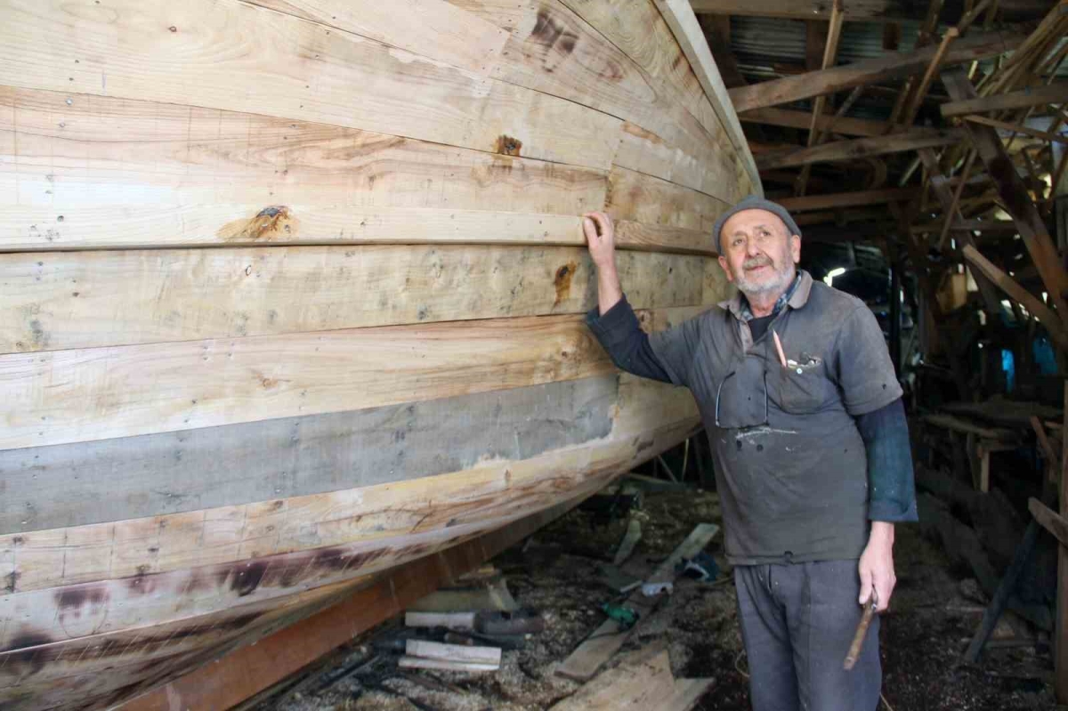Merak ederek başladı, 50 yıldır tekne yapıyor

