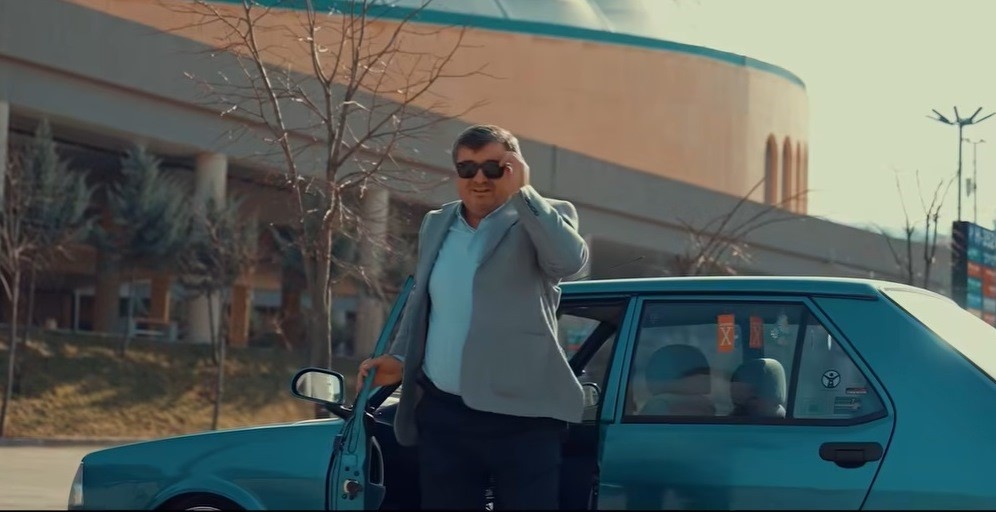 Yerel seçim rekabetinde otomobille renkli propaganda
