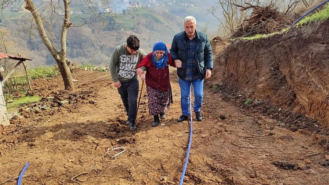 Yaşlı kadının 40 yıllık yol hayali gerçekleşti
