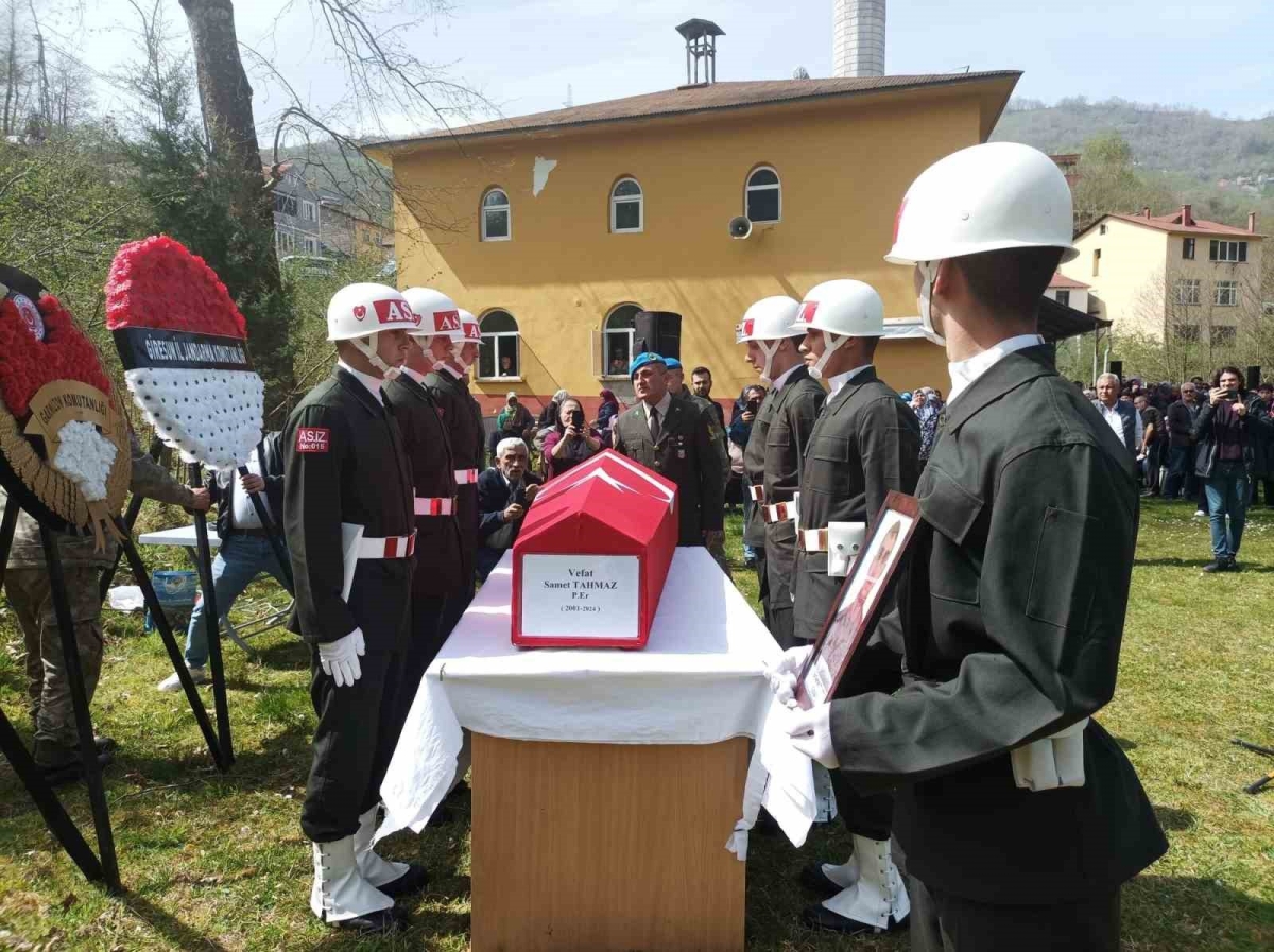 Birliğinde yatağında ölü olarak bulunan asker son yolculuğuna uğurlandı
