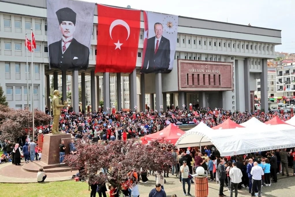 Giresun Valisi Serdengeçti: “Dünyada 10 binlerce çocuk 23 Nisan’ı göremedi”
