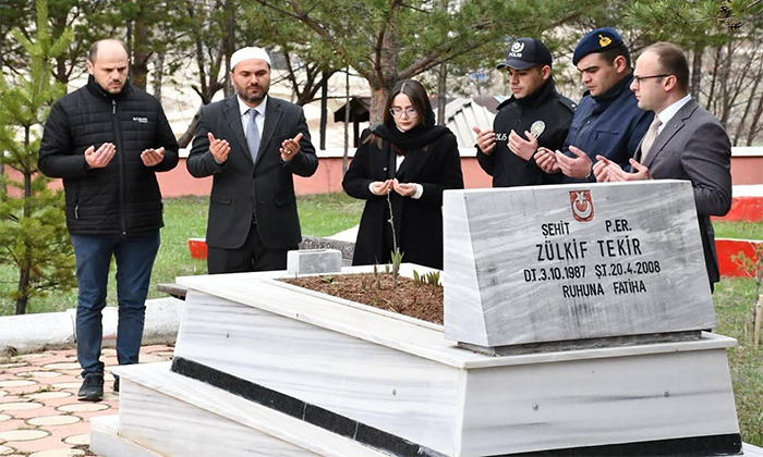 Alucra Şehidini Unutmadı: Şehit Zülkif Tekir Kabri Başında Dualarla Anıldı