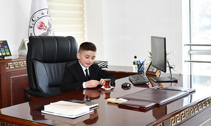 Alucra’da 23 Nisan Heyecanı: Minik Kaymakam Yusuf Eymen Makamı Devraldı