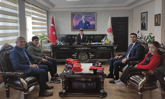 Şebinkarahisar’da 23 Nisan Coşkusu: Minik Kaymakamlar Koltuğu Devraldı