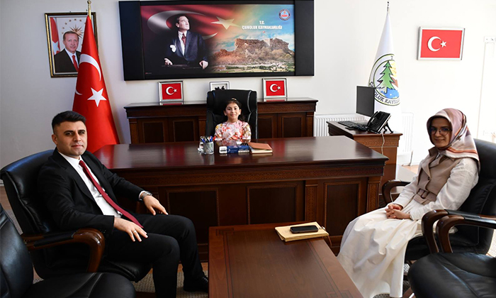 Çamoluk’ta 23 Nisan Heyecanı: Minik Öğrenci Makamı Devraldı