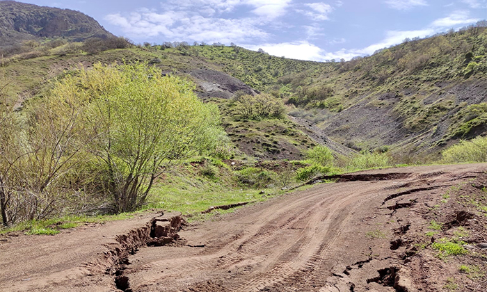 Şebinkarahisar’da Heyelan Sonrası Yol Çalışması: Yeniyol Köyü Ulaşıma Açıldı