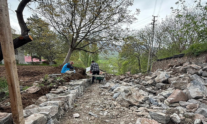 Şebinkarahisar Çiftlik Mahallesi Muhtarı Ramazan Tergek’ten Örnek Çalışma! Cami Duvarı İçin Kollar Sıvandı