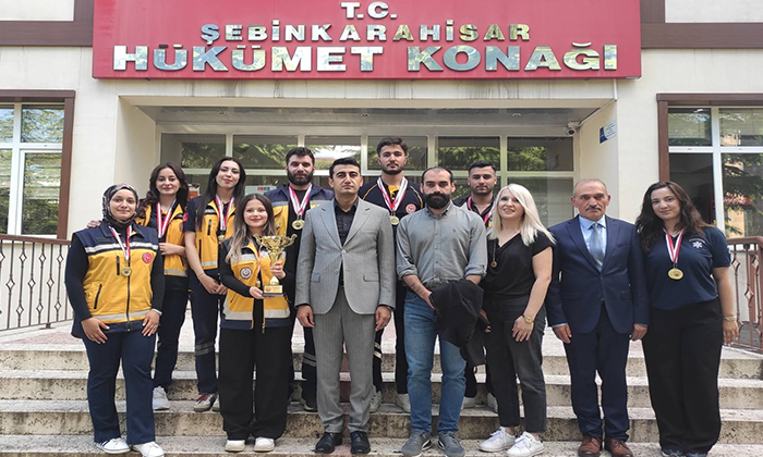 Türkiye Birincisi Öğrencilerden Kaymakam Dr. Yasin Ardıç'a Ziyaret