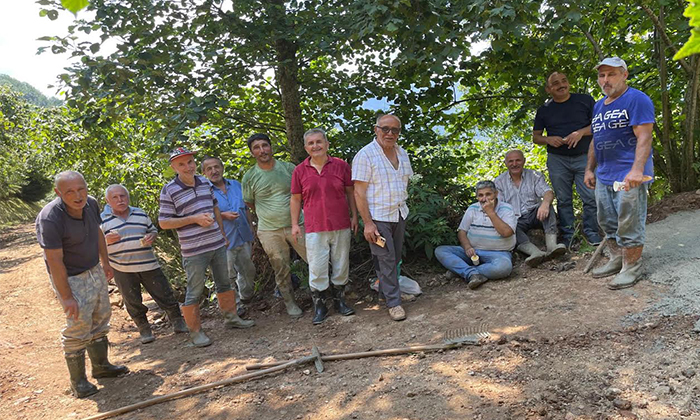 Tirebolu Kuzgun Köyü’nde Örnek İmece: Köylüler Kendi Yolunu Betonla Kapladı