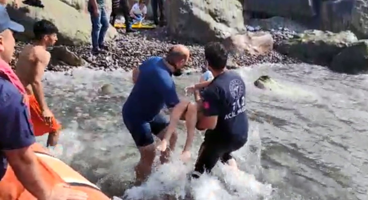 Denizde akıntıya kapılan 2 çocuğu ekipler kurtardı