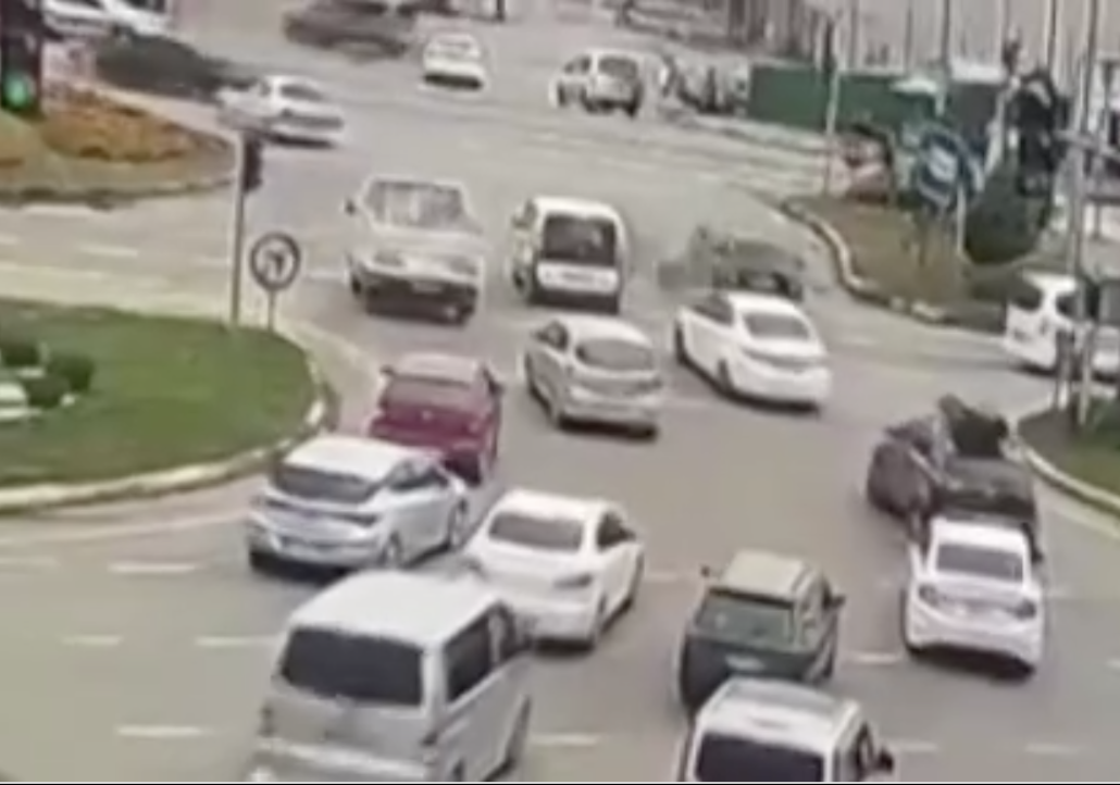 Kavşaktaki motosiklet kazası kamerada 
