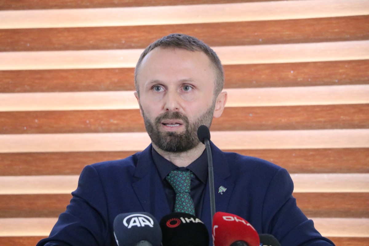 RTEÜ'nün yeni Rektörü hasta ve hasta yakını gibi davranıp ayağının tozuyla hastaneyi denetlemiş   