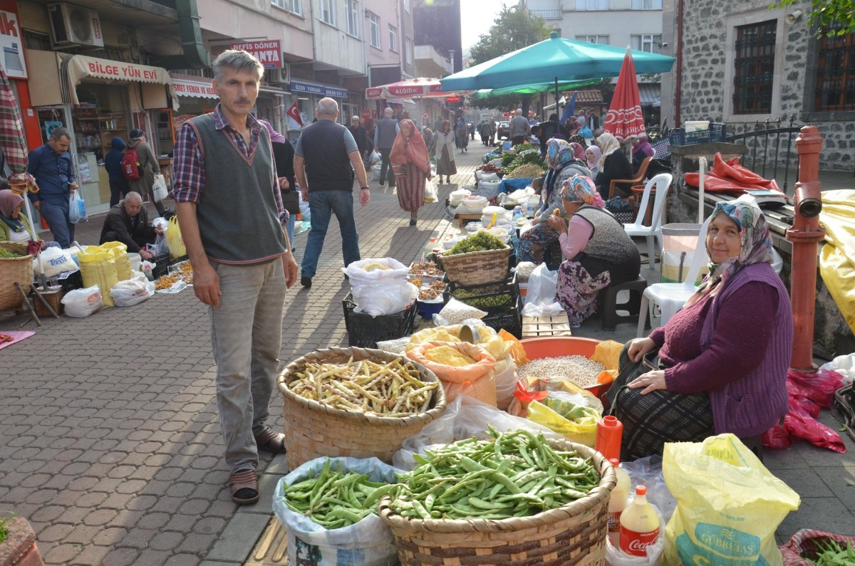 Köylü kadınlar hem üretiyor, hem de satıyor   