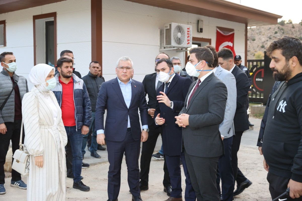 Vali Şimşek, patlama yerinde incelemede bulundu: “Olay kontrol altında”
