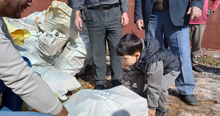 Şebinkarahisar halkı 7 den 70’e Deprem bölgesine gönderilmek üzere yakacak hazırlığı yapıyor