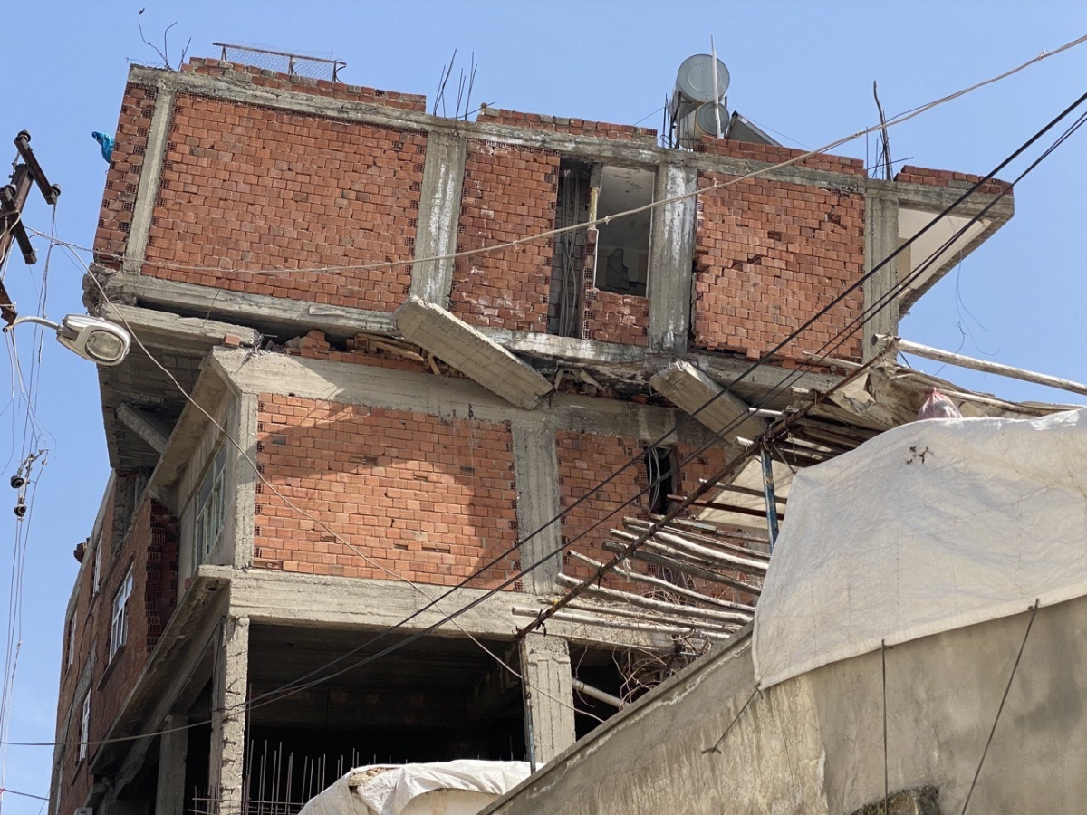 Depremin yıktığı binada ilginç görüntüler ortaya çıktı
