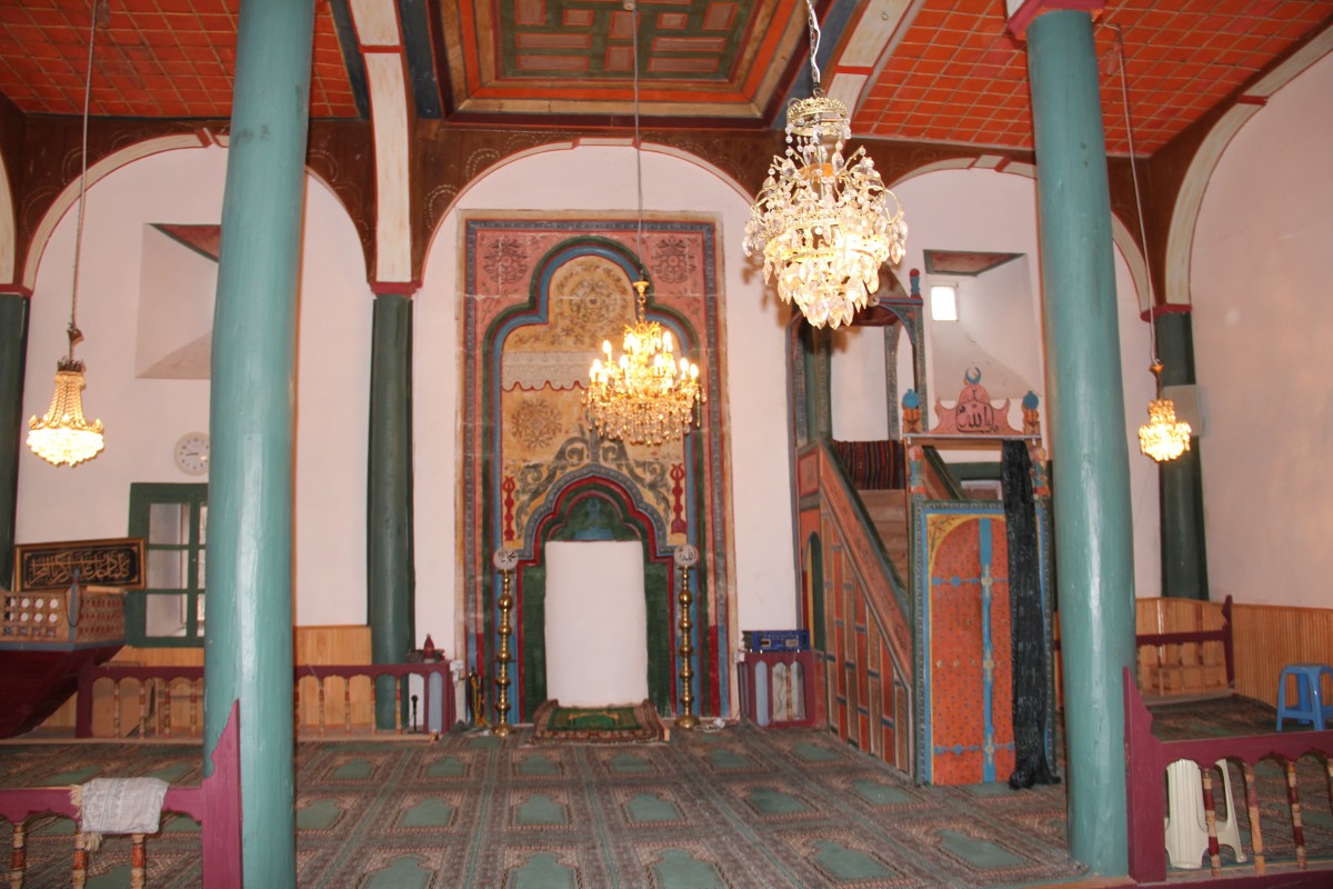 Tarihi Bektaşbey Camii ahşap sütunları ve süslemeleri ile ilgi çekiyor 