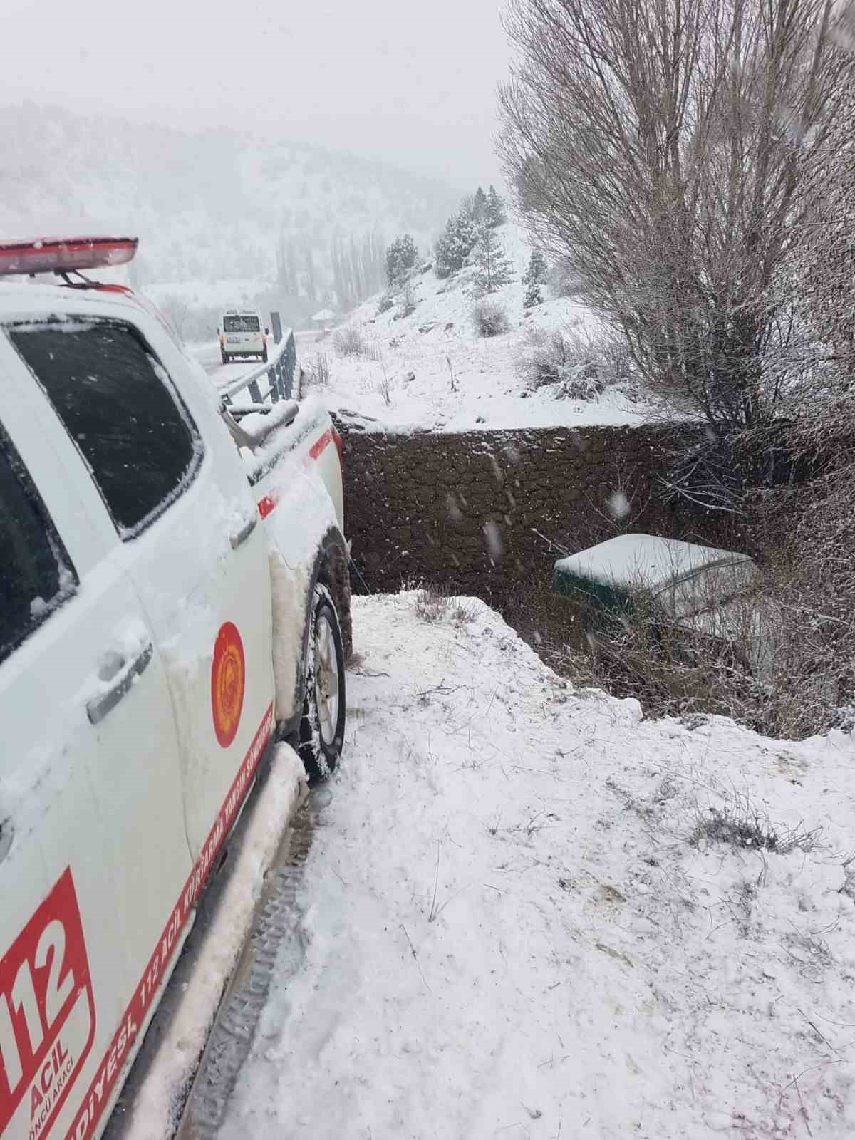 Alucra'da buzlu yolda kayan araç köprüden uçtu: 4 yaralı
