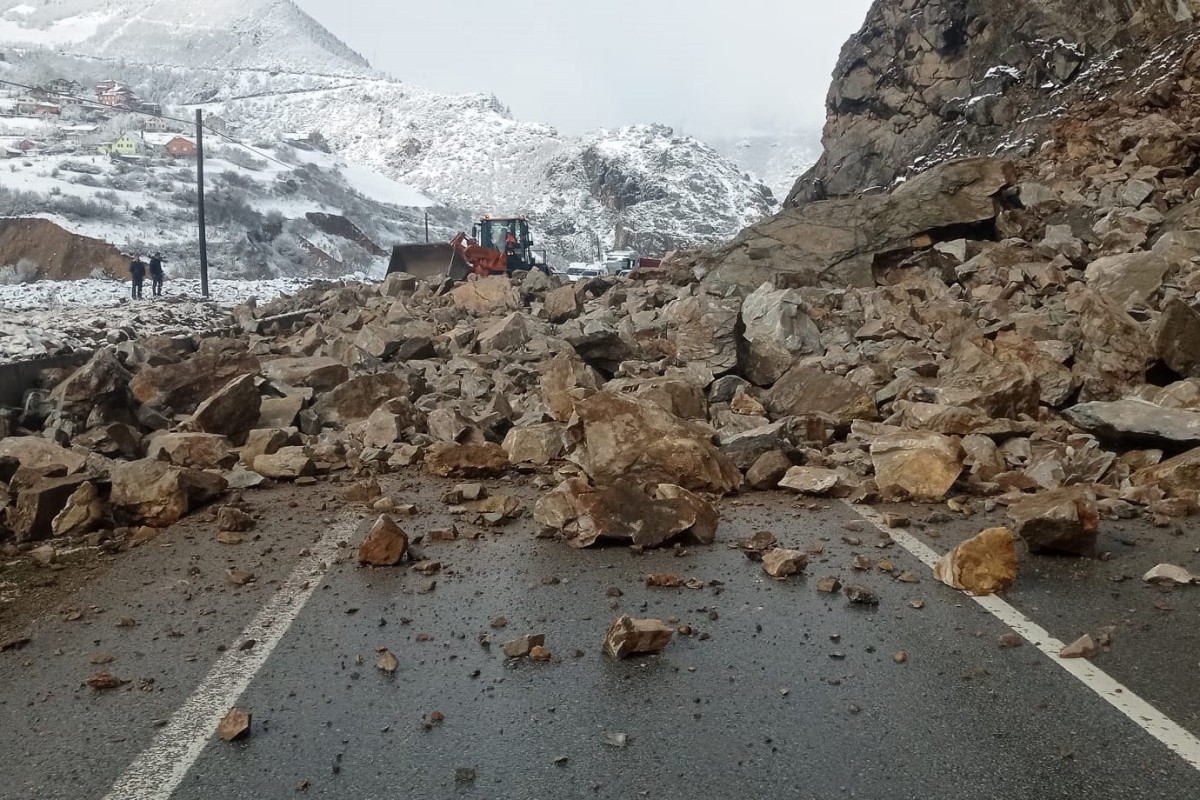 Gümüşhane’de yol kenarında felakete davetiye çıkaran devasa kayalar dağcılar tarafından düşürülüyor   