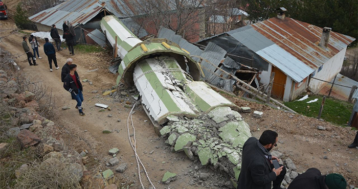 Giresun’da depremde ağır hasar alan minarenin kontrollü olarak yıkımı yapıldı