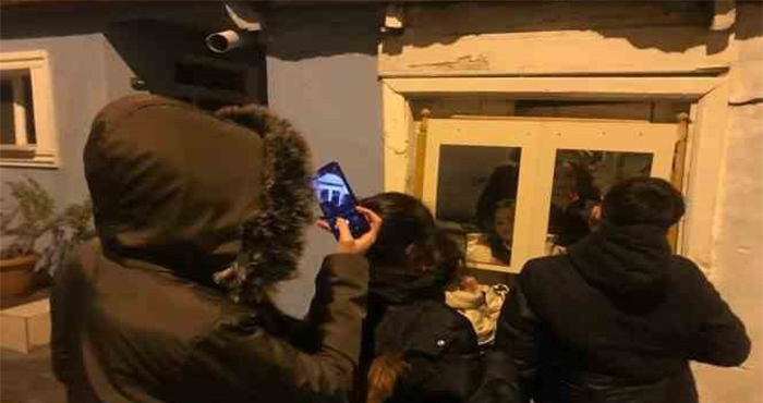 Hatırası olan aynasını atmaya kıyamadı, dış kapı üzerine astığı ayna meşhur oldu