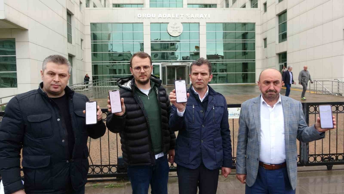 Sıfır araç bayisinde dolandırıldılar
